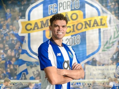 Pepe posa con la camiseta del Oporto tras confirmarse su regreso al club portugués.