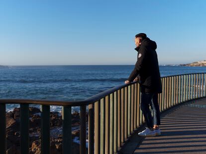 Pérez mira al horizonte en la coraza que separa las playas de Riazor y Orzán, en A Coruña. En su pensamiento solo está una idea: ascender con el Dépor. “Es el reto más importante de mi vida”, dice. 