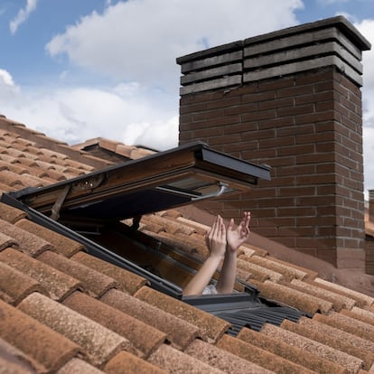 Las ventanas y balcones de España se llenaron de aplausos durante el confinamiento para detener la covid. Todas las tardes, a las ocho, los españoles se asomaban para aplaudir a los sanitarios que estaban en primera línea combatiendo la pandemia. En la imagen, una chica aplaude a través de la ventana de su buhardilla durante el minuto de aplausos en homenaje a los sanitarios en abril, en Madrid.