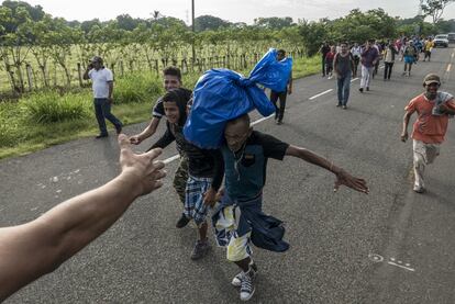 Algunos automovilistas que se cruzan a su paso la caravana ofrecen llevar a los migrantes en sus autos. Es el conocido “jalón”, que se ha vuelto un grito de ayuda en la caravana.