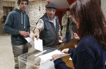 Vecinos de Igeldo votando en el referéndum sobre su segregación.