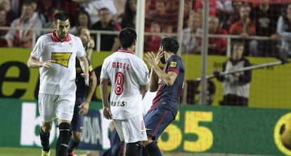 Medel y Cesc, en la polémica acción del domingo en el Sánchez Pizjuán.