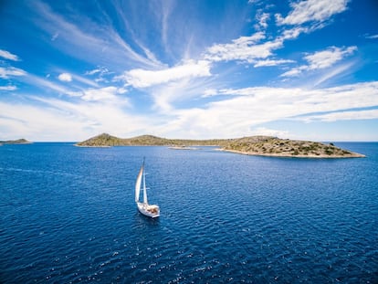 Hay paisajes tan raros o hermosos que hacen falta leyendas para explicar su origen. Del archipiélago de <a href="https://www.vodice.hr/en/home/" target="_blank"> Kornati</a>, en la costa croata, se cuenta que Dios, tras crear el mundo, tiró al mar algunas piedrecitas blancas que le sobraron creando así este puñado de 150 islas, islotes y rocas de árida piedra caliza. Precisamente es su austera belleza lo que las hace tan atractivas para excursionistas, navegantes y buceadores. Imprescindible llevar agua potable, ya que en ellas no hay fuentes.