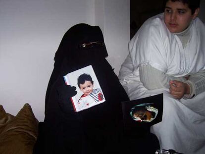 Fatiha Mejjati muestra en Casablanca las fotos de su hijo Adam vivo y muerto. A su lado, su hijo Ilyas.
