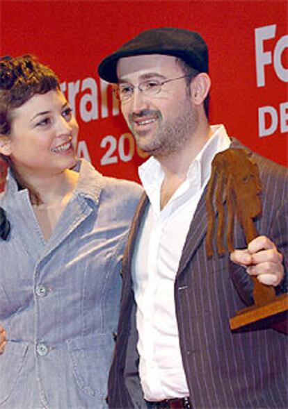 La actriz Leonor Watling entrega el Premio Fotogramas de Plata 2003 a Javier Cámara como mejor actor de Teatro por <i>Cómo en las mejores casas</i>, una obra que mezcla el humor y el drama.