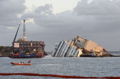 La visión del Costa Concordia recostado sobre estribor, a escasos metros de la costa y del puerto de la isla del Giglio, siempre fue impresionante. Pero ahora lo es más sí cabe, porque por el lado de babor se han colocado unas gigantescas cajas de acero a modo de flotadores.