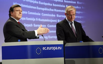 El presidente de la CE, Jose Manuel Durao Barroso (i), y el comisario europeo de Asuntos Econ&oacute;micos y Monetarios, Olli Rehn, en Bruselas.