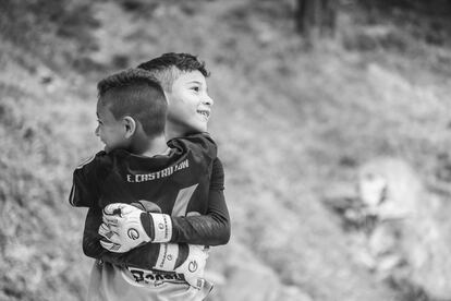 Dos niños se abrazan tras un gol.