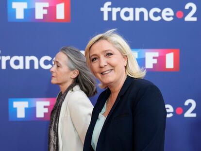 La líder del Reagrupamiento Nacional, Marine Le Pen, llega este miércoles a los estudios de televisión para el debate contra Emmanuel Macron.