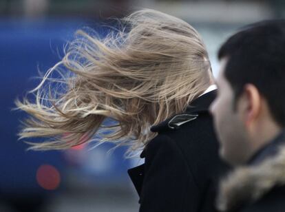 Los pelos de una mujer, revueltos por el viento en Frankfurt.