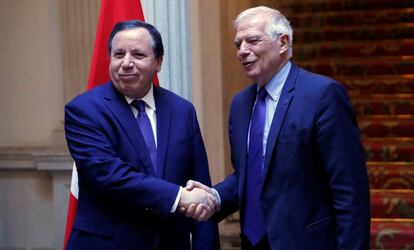 Josep Borrell estrecha la mano de su homólogo tunecino, Khemaies Jhinaoui, este martes en Madrid.