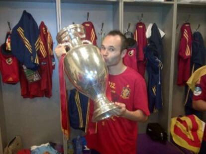 Andrés Iniesta celebra la victoria en el vestuario.