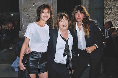 Jane Birkin con sus hijas Charlotte y Lou Doillon en el primer desfile de Vaccarello como diseñador de Saint Laurent (2016).