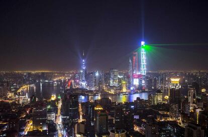 Espectáculo de luz para recibir al Año Nuevo en el distrito financiero de Lujiazui en Pudong, Shanghai, China.