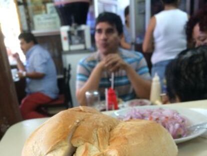 S&aacute;nguche de jam&oacute;n asado en Lima.