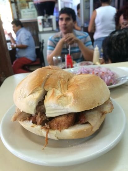 S&aacute;nguche de jam&oacute;n asado en Lima.