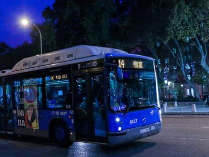 Un autobús de la línea 14 circulando por una calle de Madrid esta semana.