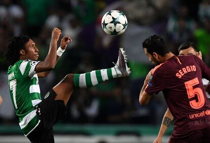 El jugador del Sporting, Gelson Martins, alza la pierna para arrebatarle el balón al jugador del Barcelona Sergio Busquets
