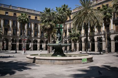 La plaza Reial de Barcelona, prácticamente vacía por el confinamiento.