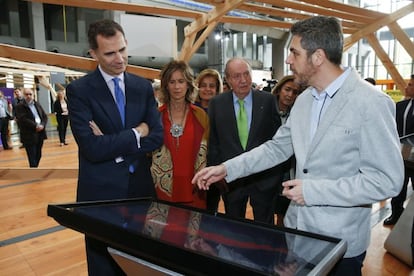 El Rey Felipe VI, esta ma&ntilde;ana, en el acto de COTEC junto con Cristina Garmendia, presidenta de la fundaci&oacute;n y exministra de Ciencia, F&aacute;tima B&aacute;&ntilde;ez, ministra de Empleo en funciones y el Rey Em&eacute;rito Juan Carlos I.