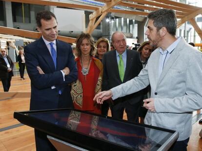 El Rey Felipe VI, esta ma&ntilde;ana, en el acto de COTEC junto con Cristina Garmendia, presidenta de la fundaci&oacute;n y exministra de Ciencia, F&aacute;tima B&aacute;&ntilde;ez, ministra de Empleo en funciones y el Rey Em&eacute;rito Juan Carlos I.