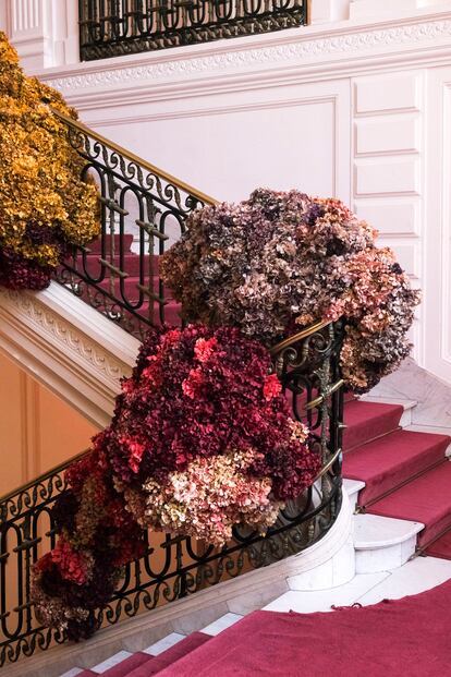 Una explosión de hortensias en las escaleras de la Cancillería Consular de Italia en Madrid, un palacete neoclásico concluido en 1914.