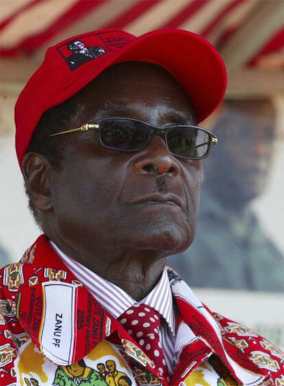 El presidente Robert Mugabe interviene en uno de sus últimos mitines en la ciudad de Chitungwiza antes de la celebración de los comicios.