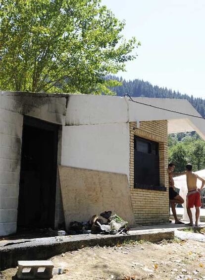 Estado en que ha quedado el bar de la piscina de Okondo tras el ataque