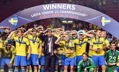 Los jugadores de Suecia celebran el campeonato de Europa sub-21, en Praga (República Checa). La selección nórdica se proclamó por primera vez campeona en esta categoría tras derrotar a Portugal en la tanda de penaltis.