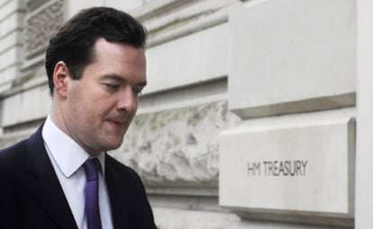 El ministro de Economía británico, George Osborne, entra en la sede de su departamento.