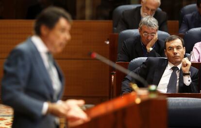 El presidente de la Comunidad de Madrid, Ignacio González, interviene desde la tribuna de oradores de la Asamblea de Madrid durante el debate del estado de la región, en presencia de Tomás Gómez, el 5 de septiembre de 2014.