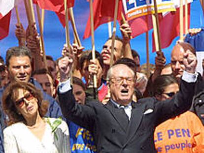Le Pen y su esposa, Jany, en la manifestación del Frente Nacional.