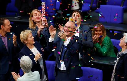 El líder de Los Verdes, Volker Beck (c), celebra la aprobación del matrimonio homosexual en el Parlamento alemán, en Berlín (Alemania), el 30 de junio de 2017.