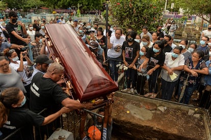 Familiares y amigos de Nelson Rojas, quien murió ahogado en el Rio Bravo, cargan su ataúd durante su funeral. 