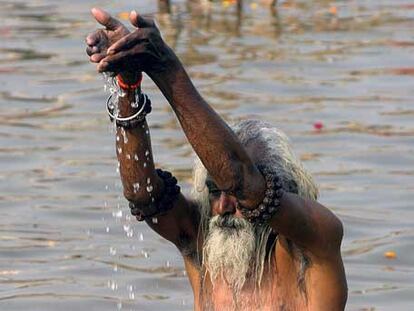 Un devoto hindú toma un baño sagrado en el Ganges.