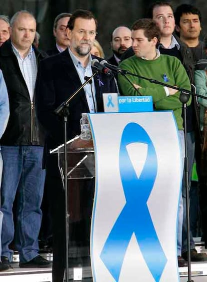 El presidente del PP, Mariano Rajoy durante su intervención al término de la manifestación. En su discruso, el líder popular ha dicho que "excarcelar a un terrorista es el peaje que paga el Gobierno para poder negociar".