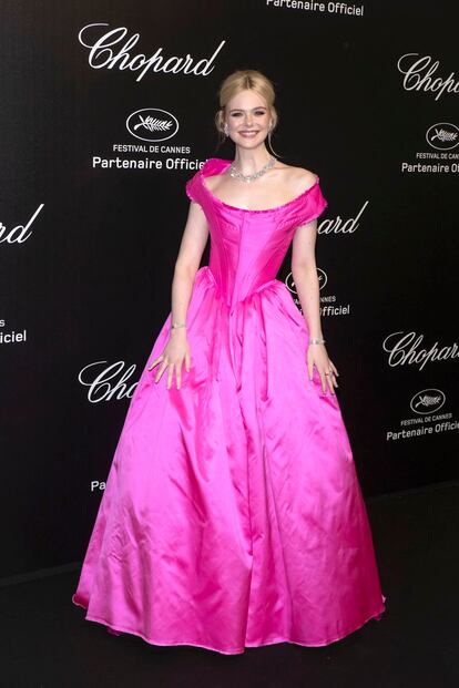 Como la princesa 'Aurora' que interpreta en la película 'La Bella Durmiente', Elle posó con este vestido de ensueño de intenso color rosa de Vivienne Westwood.