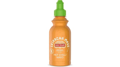 Envase de salsa mayonesa sriracha de la marca Go-Tan (215 ml).