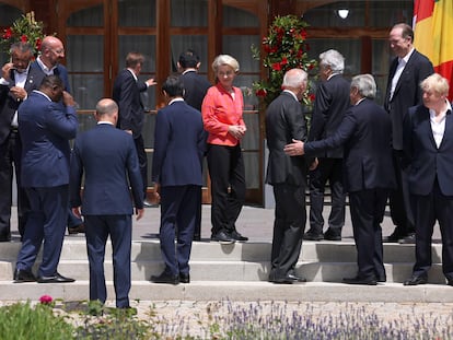 La presidenta de la Comisión Europea, Ursula von der Leyen, entre los demás líderes en la reunión del G7 de junio de 2022.