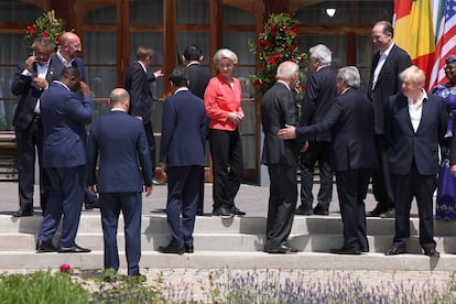 La presidenta de la Comisión Europea, Ursula von der Leyen, entre los demás líderes en la reunión del G7 de junio de 2022.