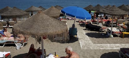 Turistas extranjeros en la playa de Fuengirola (M&aacute;laga)