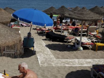 Turistas extranjeros en la playa de Fuengirola (M&aacute;laga)