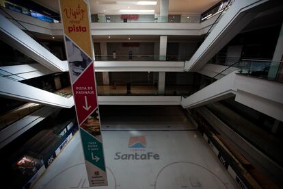 El interior del centro comercial Santa Fe.