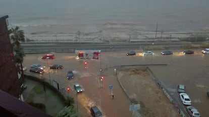 La carretera N-II inundada a Vilassar de Mar. 