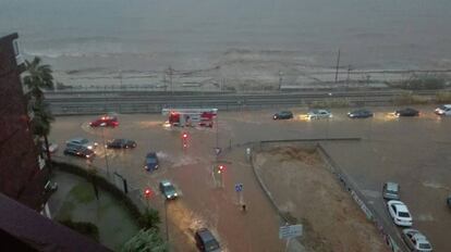 La carretera N-II inundada a Vilassar de Mar.