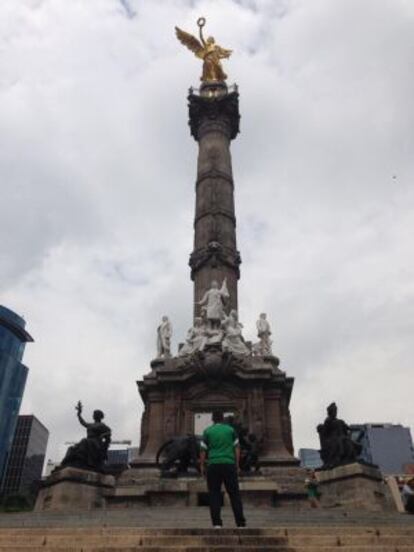 Un aficionado mexicano unas horas antes del partido en la glorieta del Ángel de la Independencia.