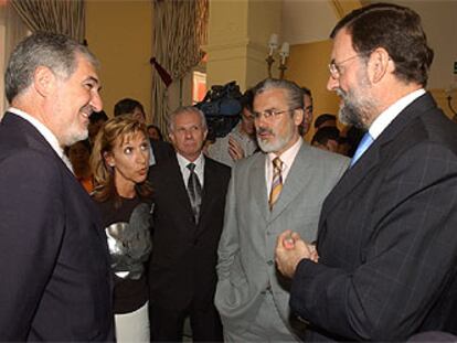 De izquierda a derecha: Conde-Pumpido, la eurodiputada Rosa Díez, Hugo Omar Cañón, fiscal general de Bahía Blanca (Argentina), el juez Baltasar Garzón y Mariano Rajoy, secretario general del PP, en El Escorial.
