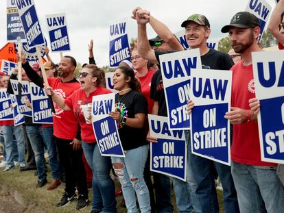 Trabajadores del sindicato United Auto Workers (UAW) de una fábrica de General Motors en Delta Township (Michigan), durante la huelga, en una imagen de septiembre pasado.