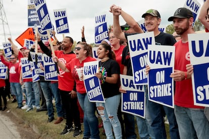Trabajadores en huelga del sindicato United Auto Workers (UAW) de una planta de General Motors en Delta Township, el pasado 29 de septiembre.