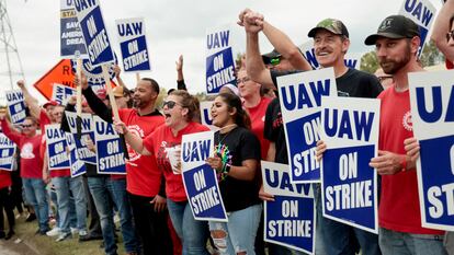 Trabajadores en huelga del sindicato United Auto Workers (UAW) de una planta de General Motors en Delta Township, el pasado 29 de septiembre.